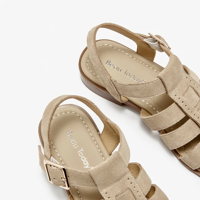 صندل نسائي من جلد الغزال