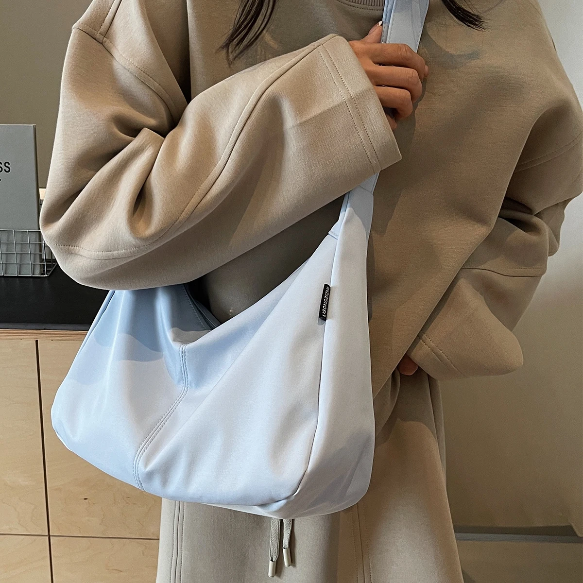 New Lightweight Crossbody Bag for Women, Casual Shoulder Bag for Going Out, Retro Commuter Large Bag for Female College Students, Suitable for Classes, Shopping, Hiking, and Trekking