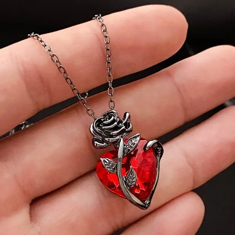 Love Rose Necklace Niche Gothic Dark Design Rose Wrapped Heart-shaped Collarbone Chain Women's Valentine's Day Jewelry Gift