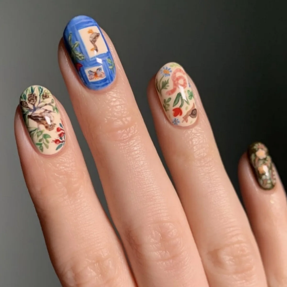 24개 블랙 플라워 리프 동물 디자인 프레스온 인조 손톱 아트 짧은 라운드 헤드 가짜 손톱 탈부착 가능한 풀 커버 손톱 팁