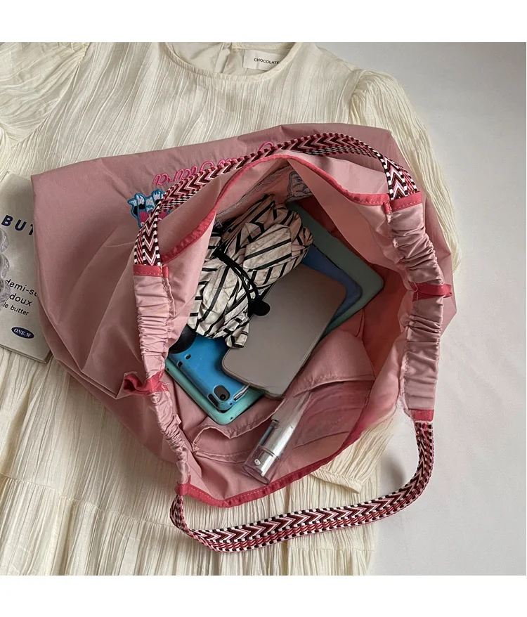 Tasche für Damen, Sommer 2024, neue bestickte süße Cartoon-Handtasche, große Kapazität, Schultertasche aus Canvas_voghion.com