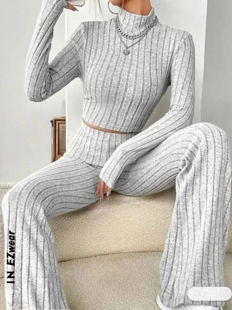 Camiseta ombligo con cuello alto y pantalones de trompeta