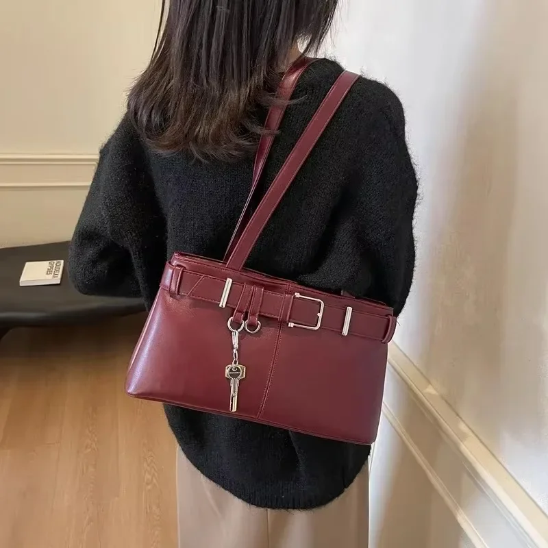 حقيبة كتف نسائية عصرية بتصميم بو مشبك صلب، مزودة ب...