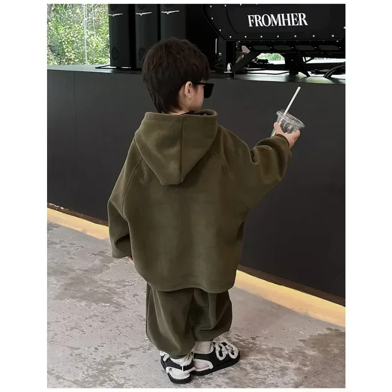 아동 의류 세트 2023 겨울 새로운 유행 투피스 세트 양털 후드 소년 까마귀와 바지 캐주얼 단순 따뜻한 세트
