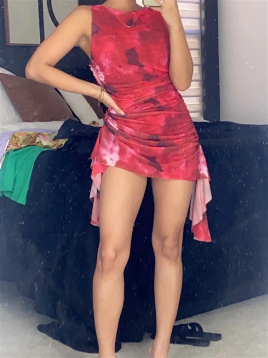 

Однотонное/цветное мини-платье с оборками и принтом, без рукавов