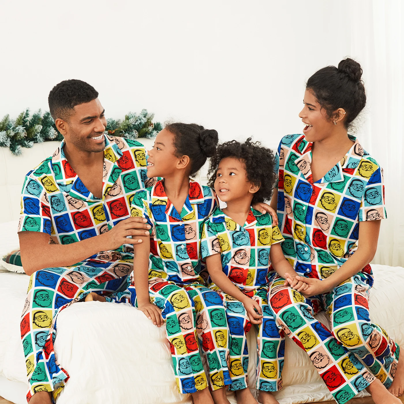 thumbnail image 2 of Conjunto de pijama de manga corta a cuadros con estampado de Papá Noel colorido para toda la familia de PatPat (resistente al fuego), 2 of 5