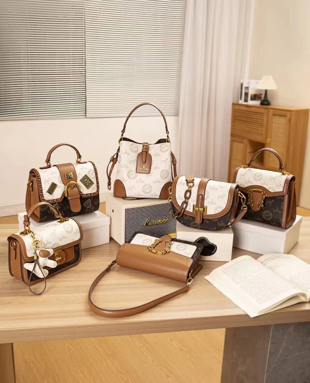 

2024 светильник Роскошная брендовая модная ручная маленькая квадратная сумка в стиле ретро с принтом высокого качества и маленькая сумка через плечо