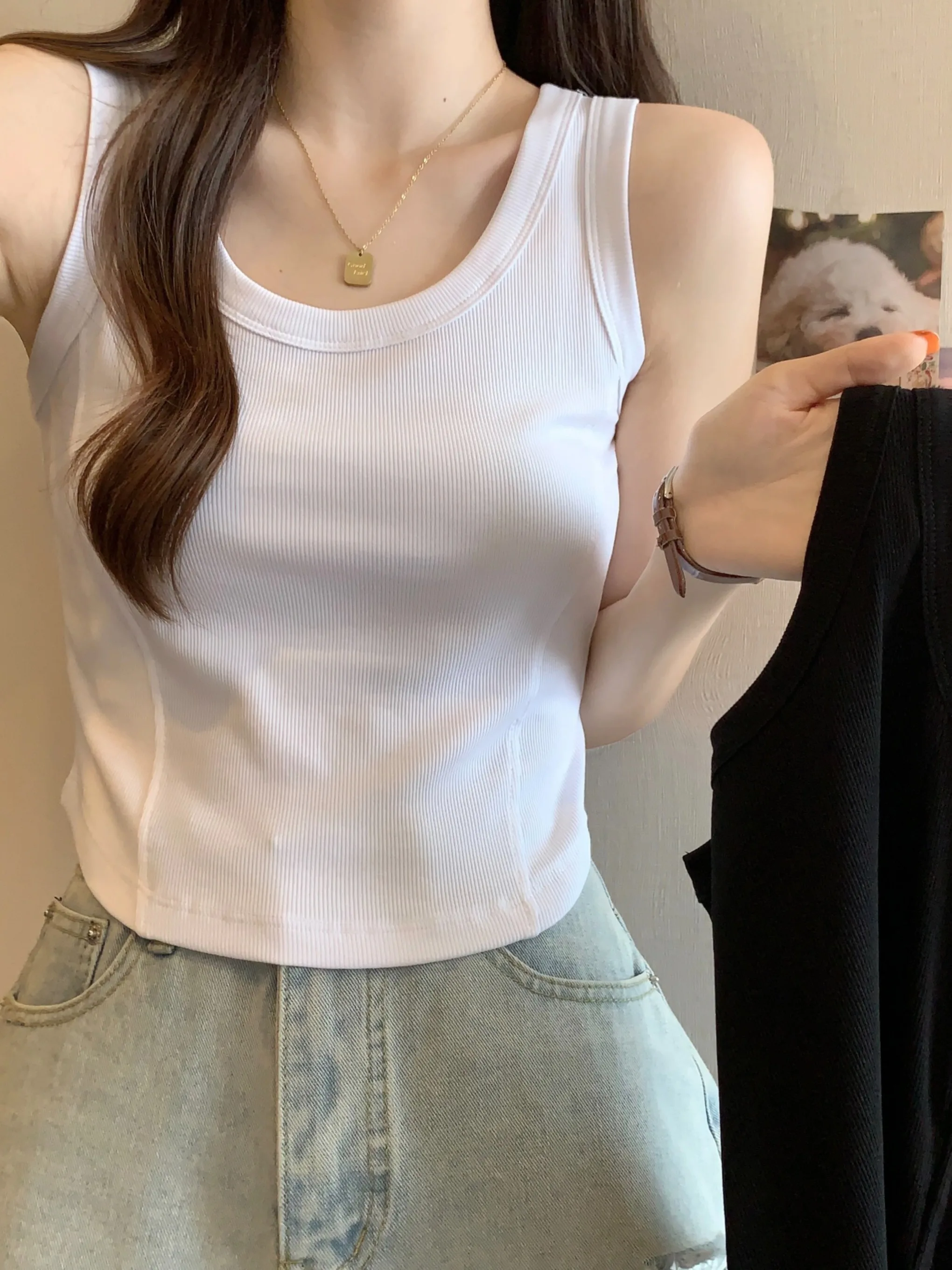 2024 여름 새로운 슬리밍 다목적 자른 물고기 뼈 조끼 내부 탱크 여성 패션 감각 기본 레이어 짧은 길이