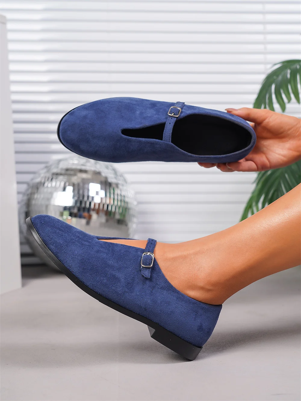 Ballerine blu in flock da donna con cinturini e punta rotonda_voghion.com