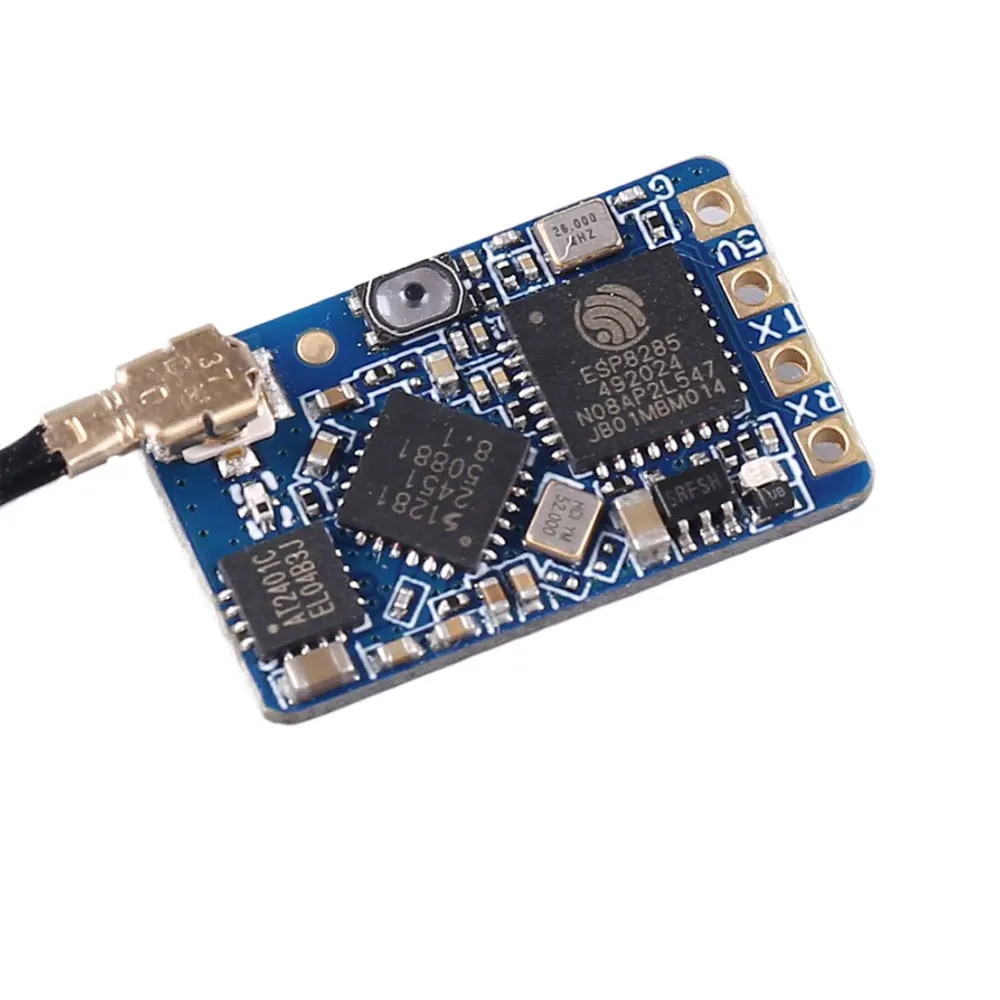 Récepteur NANO placé sur une carte de drone FPV pour illustrer sa petite taille.
