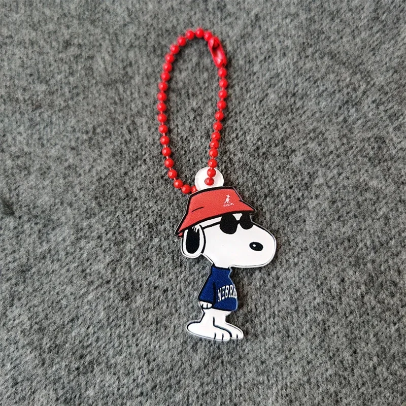 thumbnail image 1 of Llavero con colgante de teléfono de Snoopy Charlie Brown, pareja de anime, colgante de acrílico para mochila escolar, llavero, regalo para niñas y niños, 1 of 5