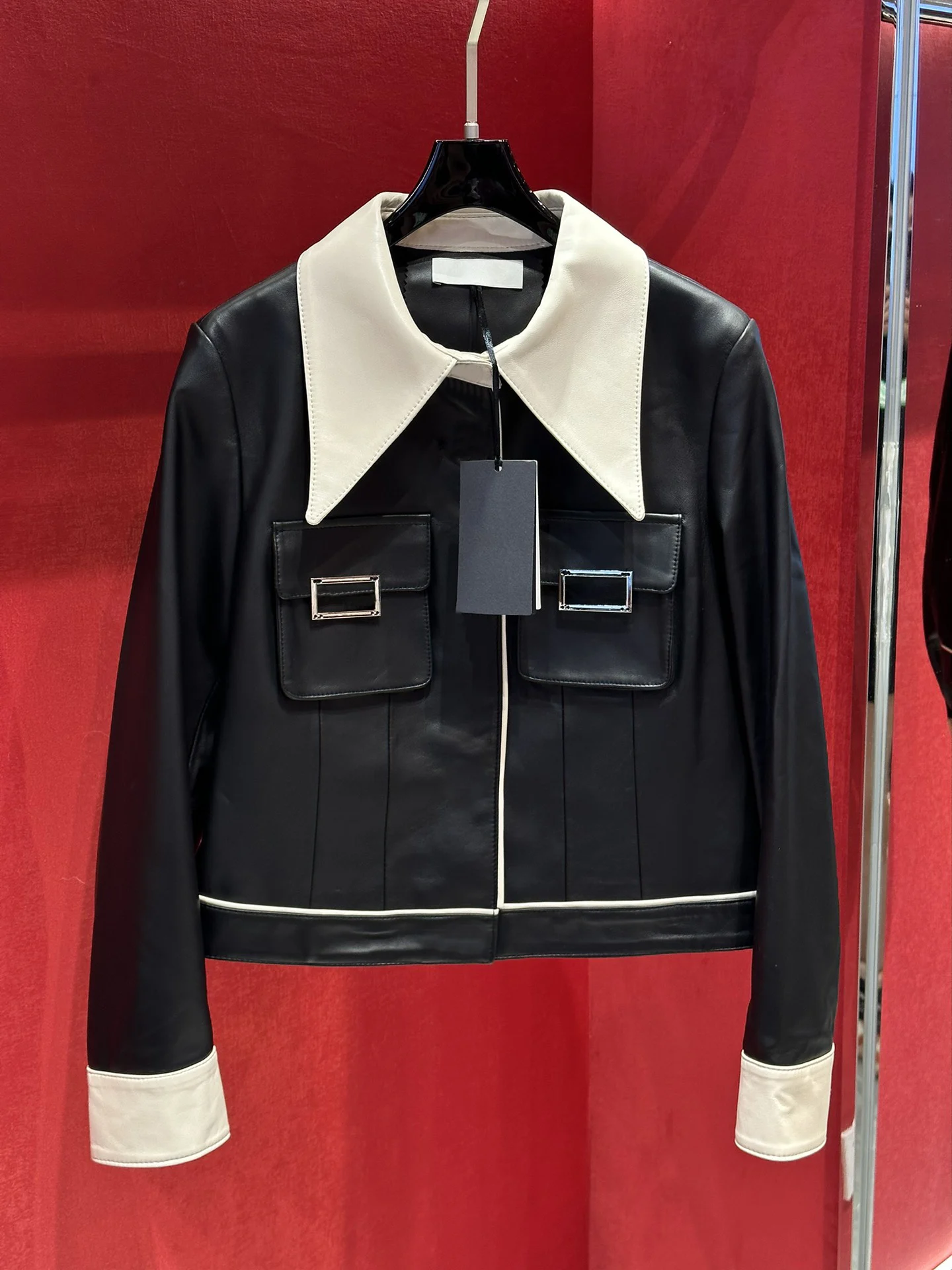 

The latest small square collar leather coat imported sheep skin, classic black never outdated durable8.1
