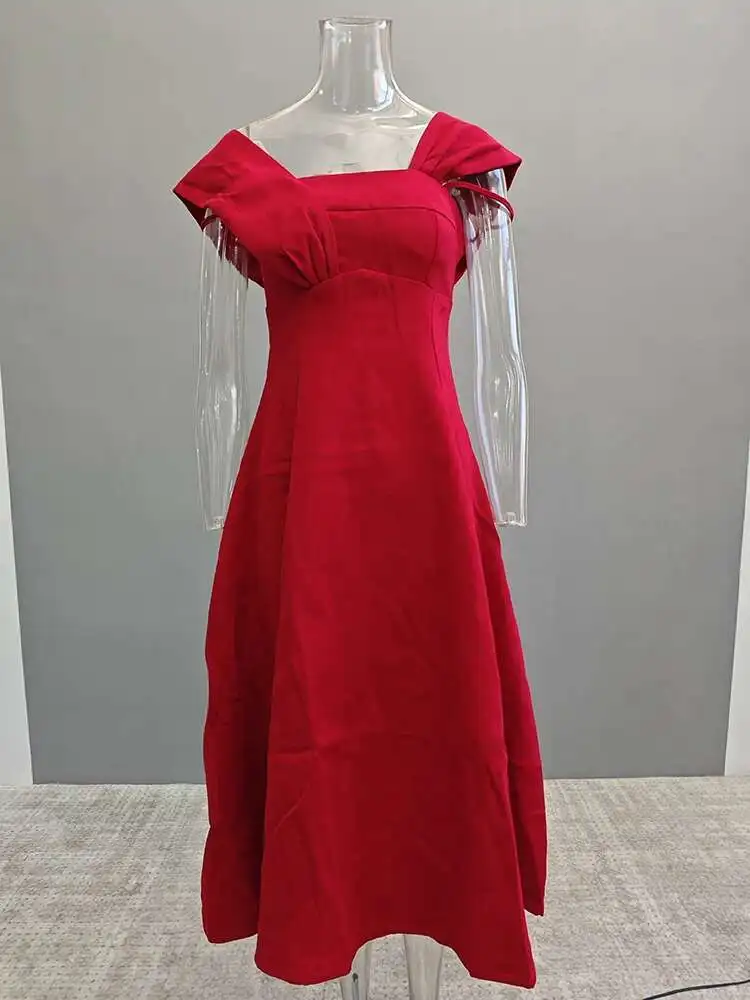 فستان أحمر طويل بتصميم أوف شولدر أنيق