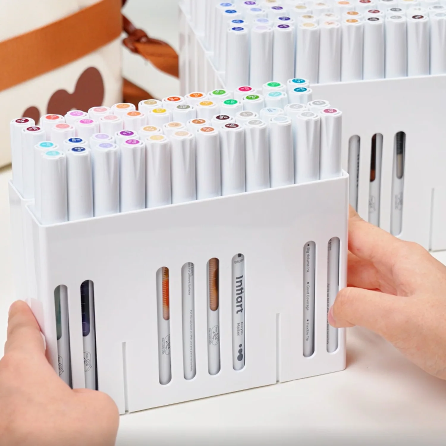 다이렉트 리퀴드 아크릴 소프트팁 마커 세트, 모든 사양으로 제공되는 48가지 색상, 휴대용 보관 가방 포장, 잉크 흐름 조절이 가능한 유연한 소프트팁, 다이렉트 리퀴드 잉크 시스템, 높은 커버력과 레이어링 가