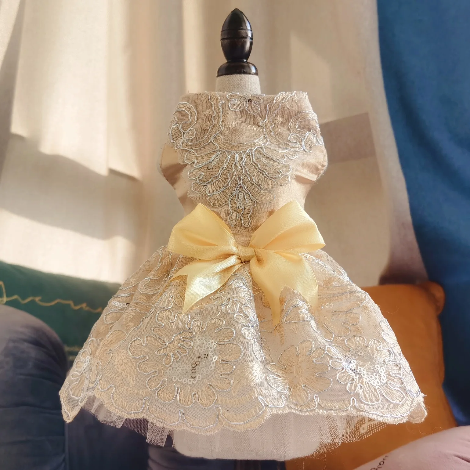 thumbnail image 1 of Elegante vestido de novia con lazo para perro, vestido de princesa para cachorro, diseño de lujo bordado con flores, ropa para perros pequeños, fiesta de graduación, 1 of 5