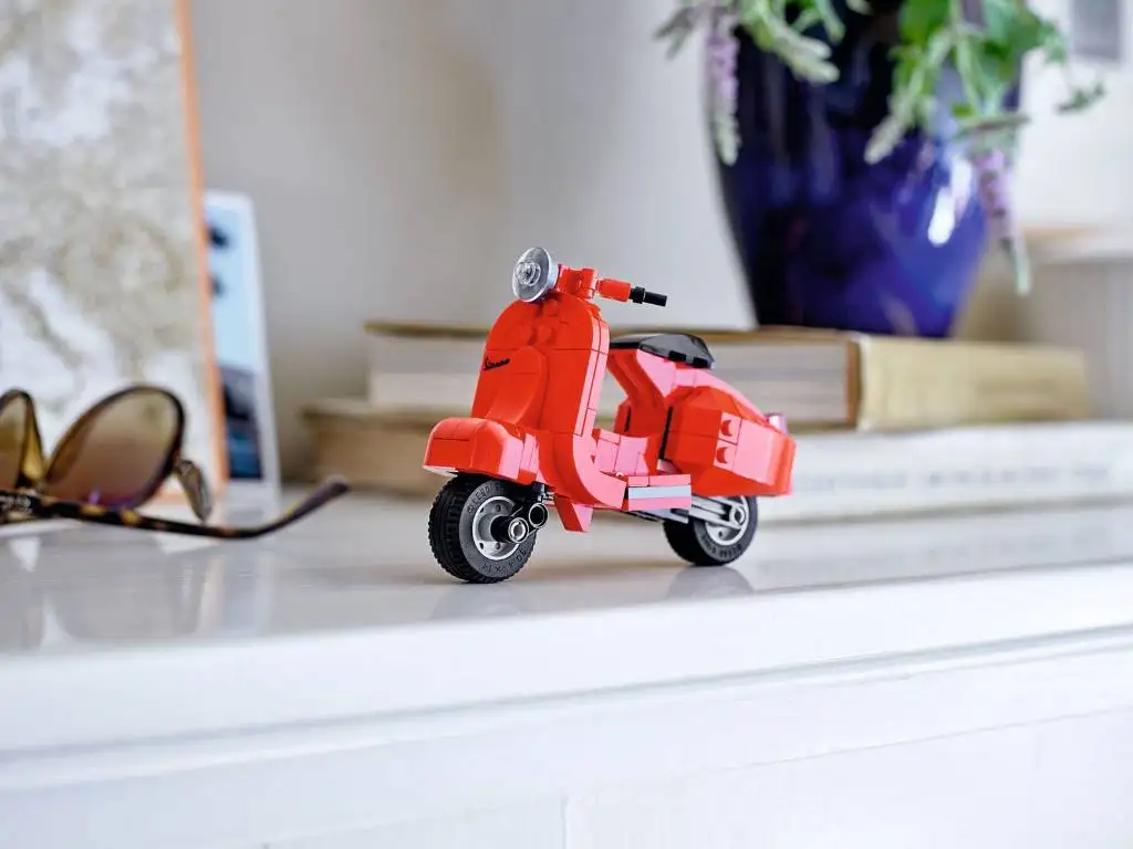 Lego Vespa (40517) Scooter Its Handlebars and Seat, and