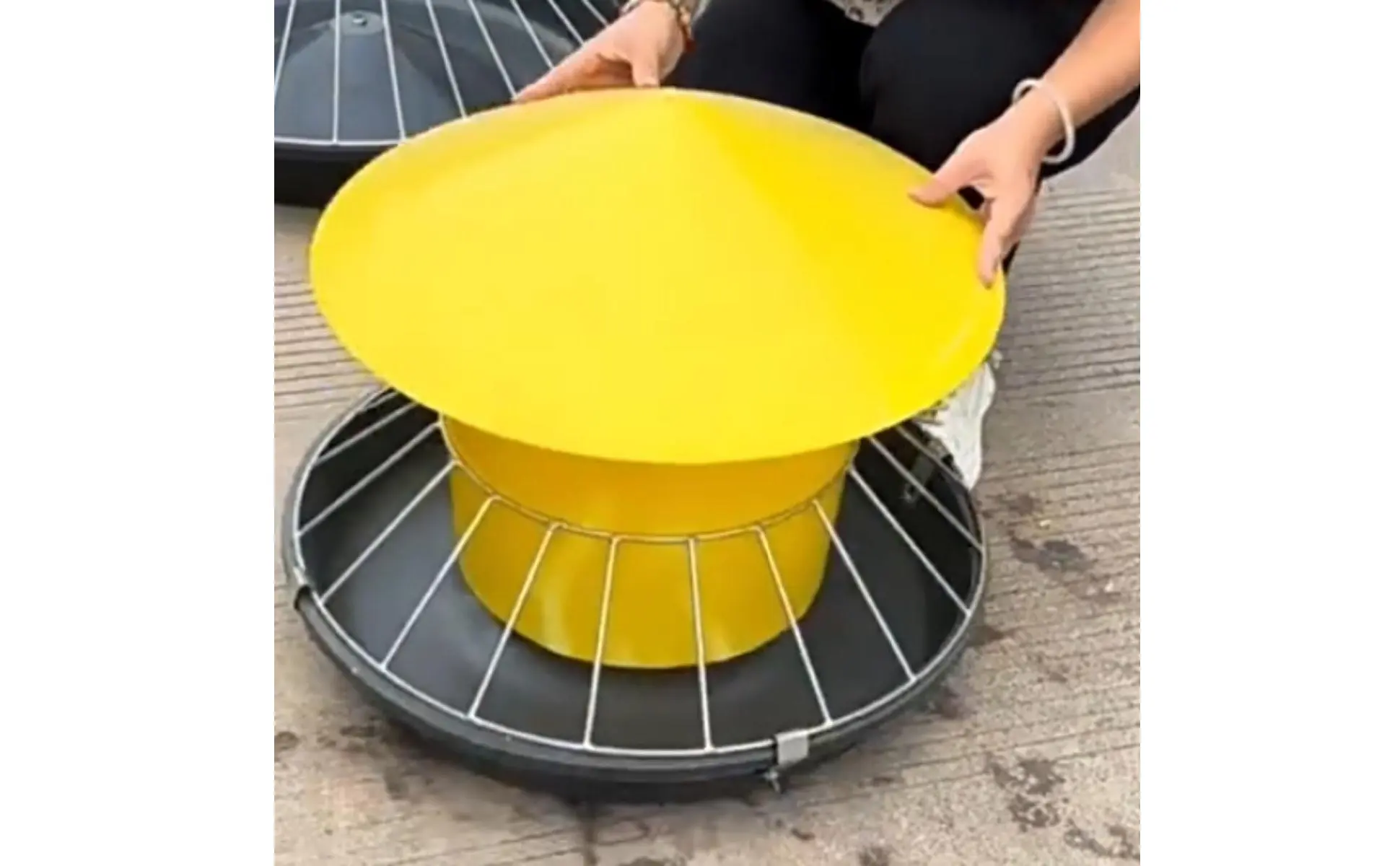 Round Fowl Feeder Large Capacity Fowl Feeder Chicken Feeding Trough Easy Installation Automatic Nourishment Container Anti-Perch