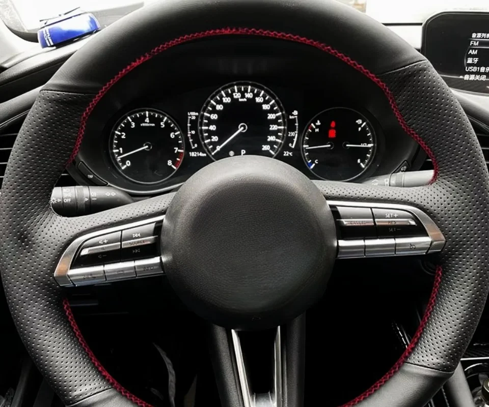 Auto-Innensor-Lenkradbezug, perforierte Mikrofaser-Leder-Zöpfe am Lenkrad für Mazda 3 Axela CX-30 CX30 2019 2020 – Detail 1