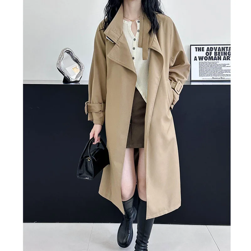 casaco-longo-solto-feminino-com-cinto-cor-caqui-moda-casual-2023