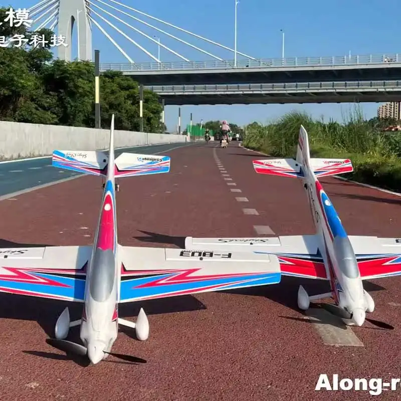 Avion RC PNP bleu en vol, ciel clair en arrière-plan, conçu pour débutants et experts