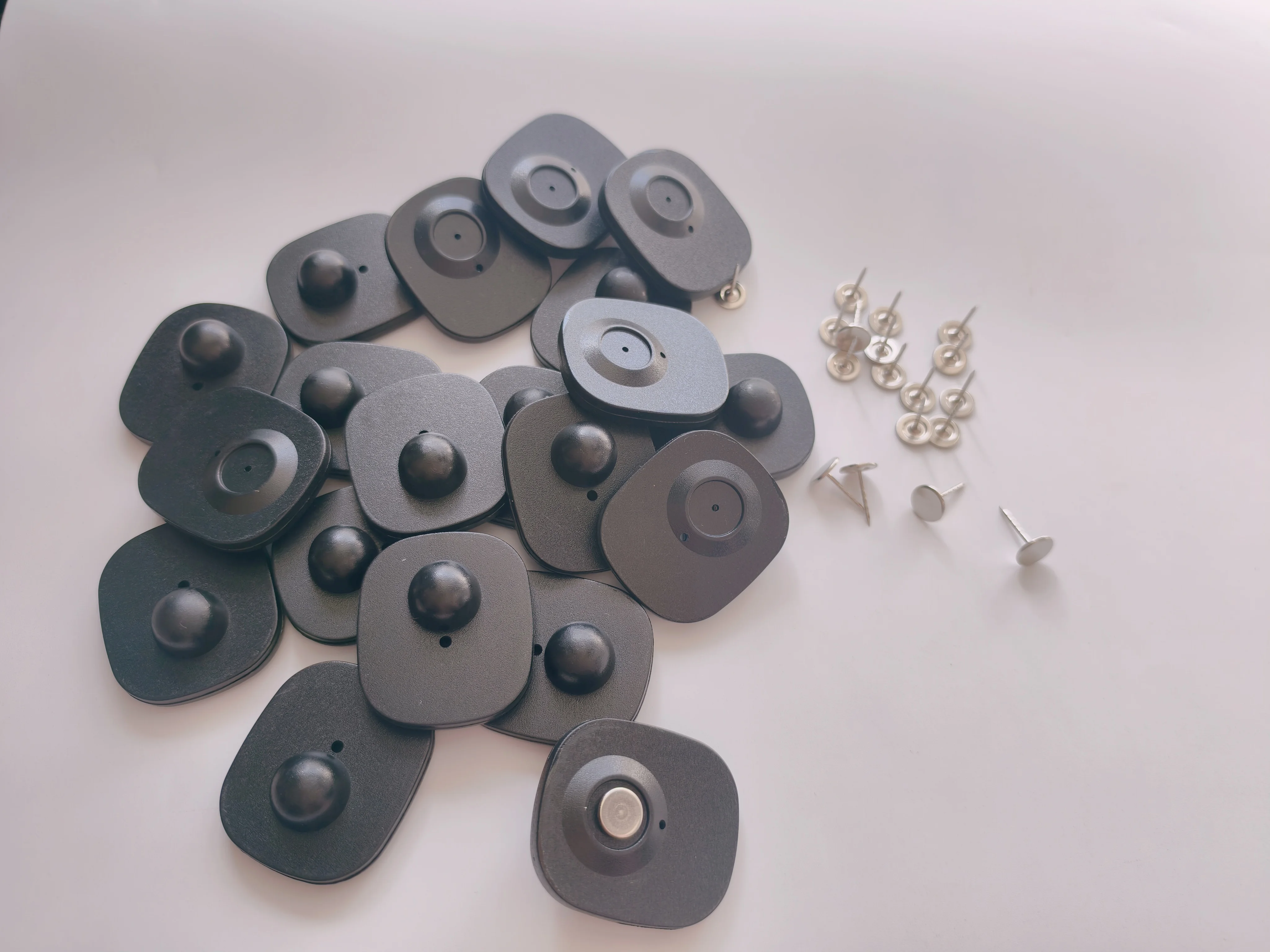 검정색 Eas 작은 사각형 하드 태그 46mm*42mm RF 보안 라벨 1000개/몫