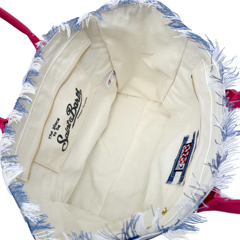 Détail du sac à bandoulière en jean