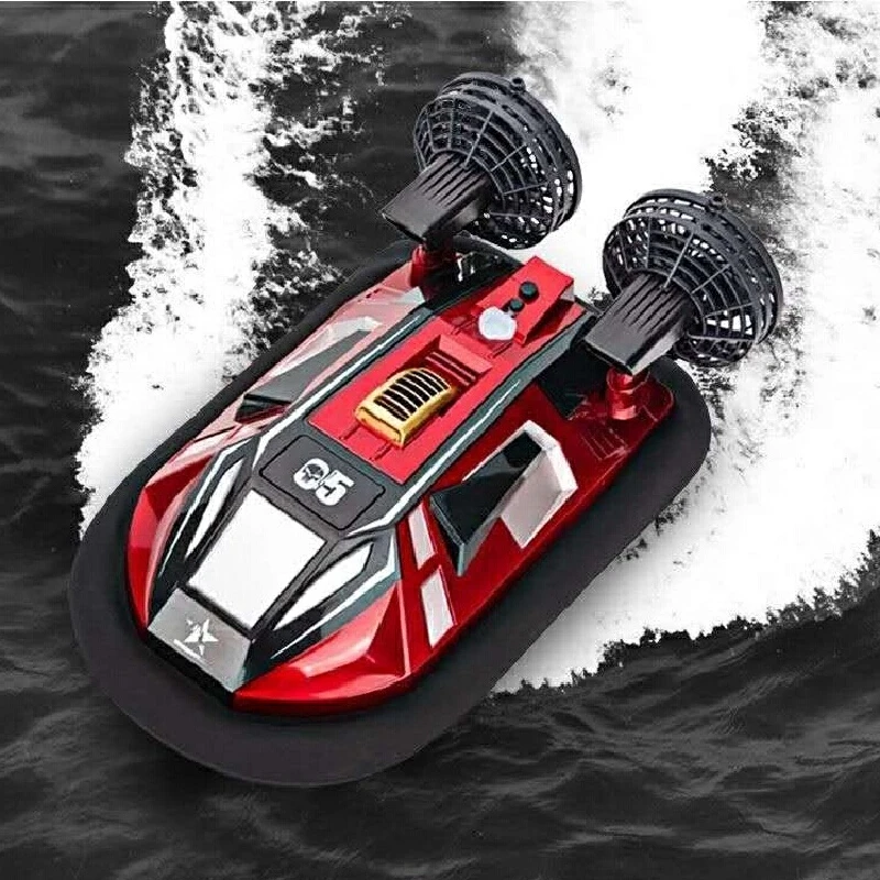Vue rapprochée de l'hovercraft télécommandé amphibie avec son hélice et ses coussins gonflables.