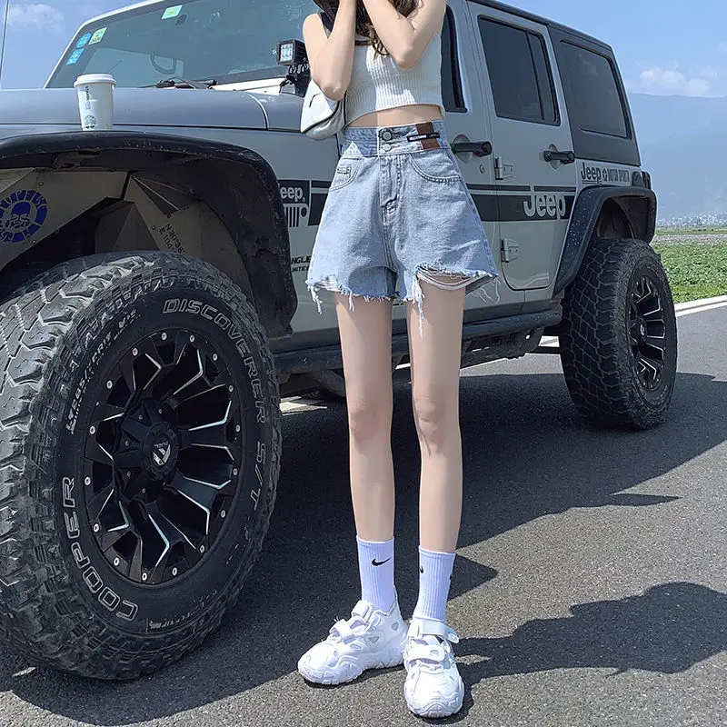 Рисунок 2 - Женские джинсовые шорты с завышенной талией