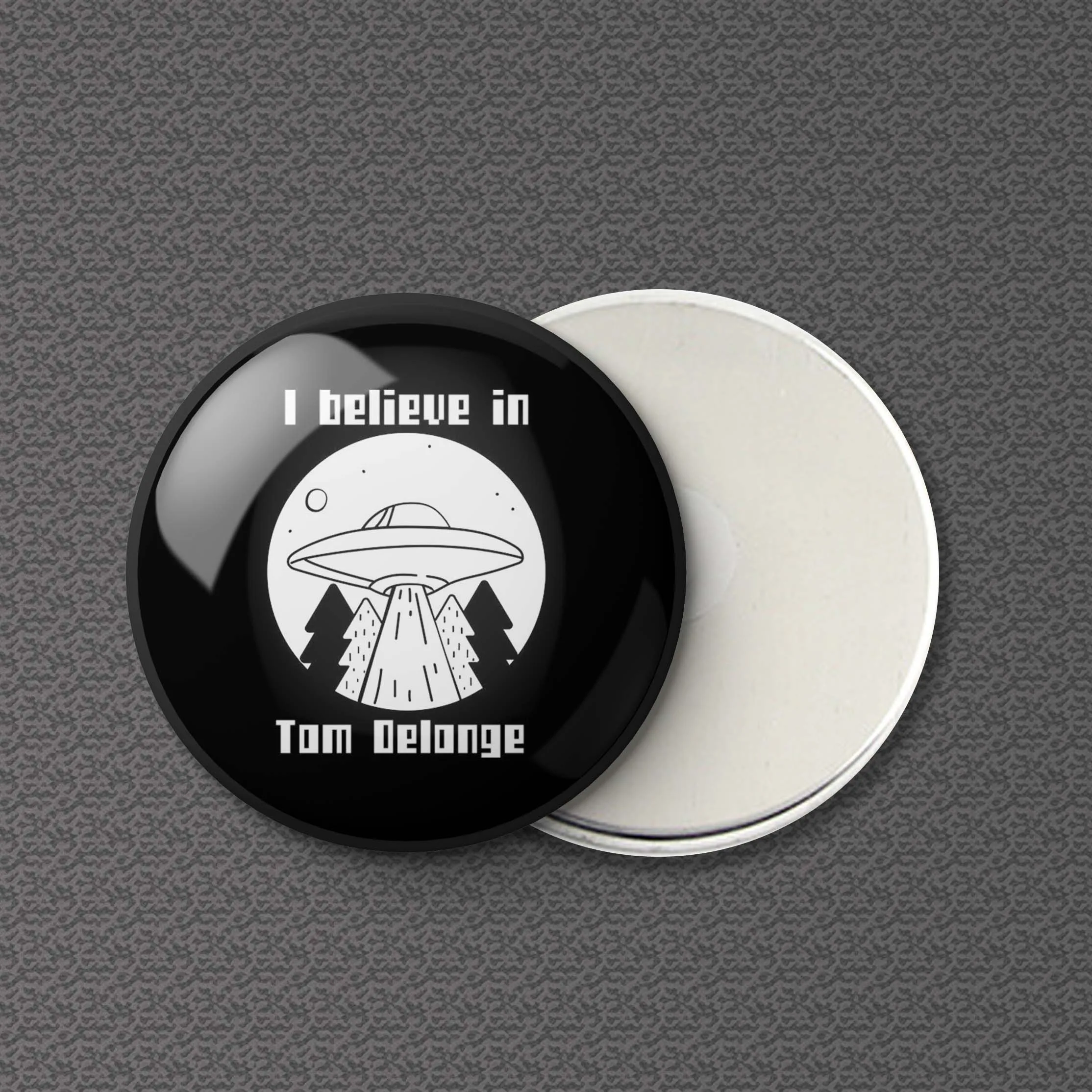 

Tom Delonge T Shirti Believe In Tom Delonge Ufo Refrigerator Magnet Decor Funny Board Cute Women Magnetic Cartoon Clothes