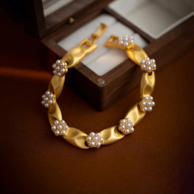 Light luxury medieval vintage court style golden imitation pearl bracelet for women
