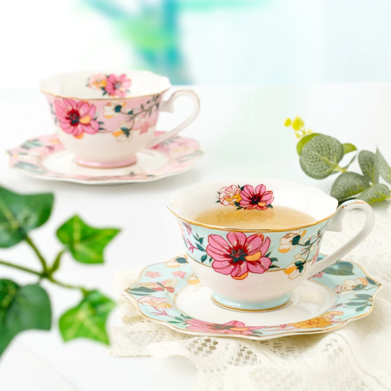 

Bone China coffee cup set European pastoral ceramic red teacups and saucers luxury afternoon tea cups high-end exquisite gifts.