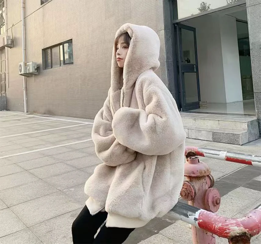 

2023 Mid length imitation otter rabbit fur grass thickened hooded coat winter new Korean version lamb plush women's trend