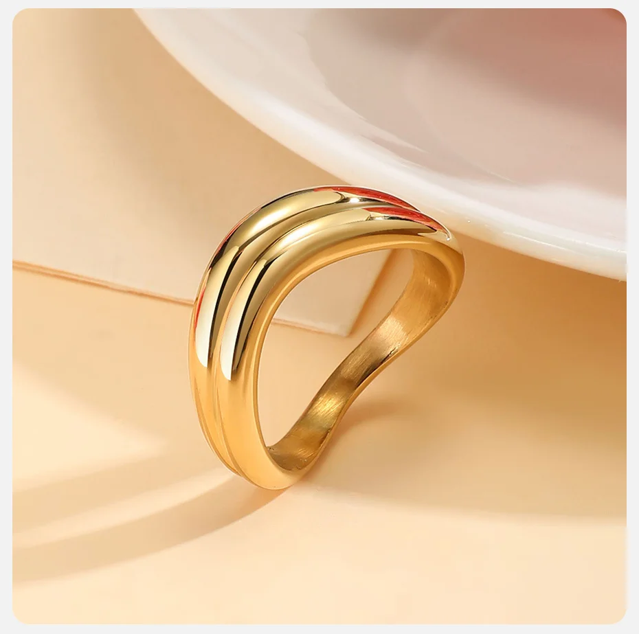 Vnox Hochglanzpolierter geometrischer Ring aus Edelstahl, wasserdicht vergoldet, minimalistische Wellenform, glatter Fingerschmuck, Hochzeit – Detail 6