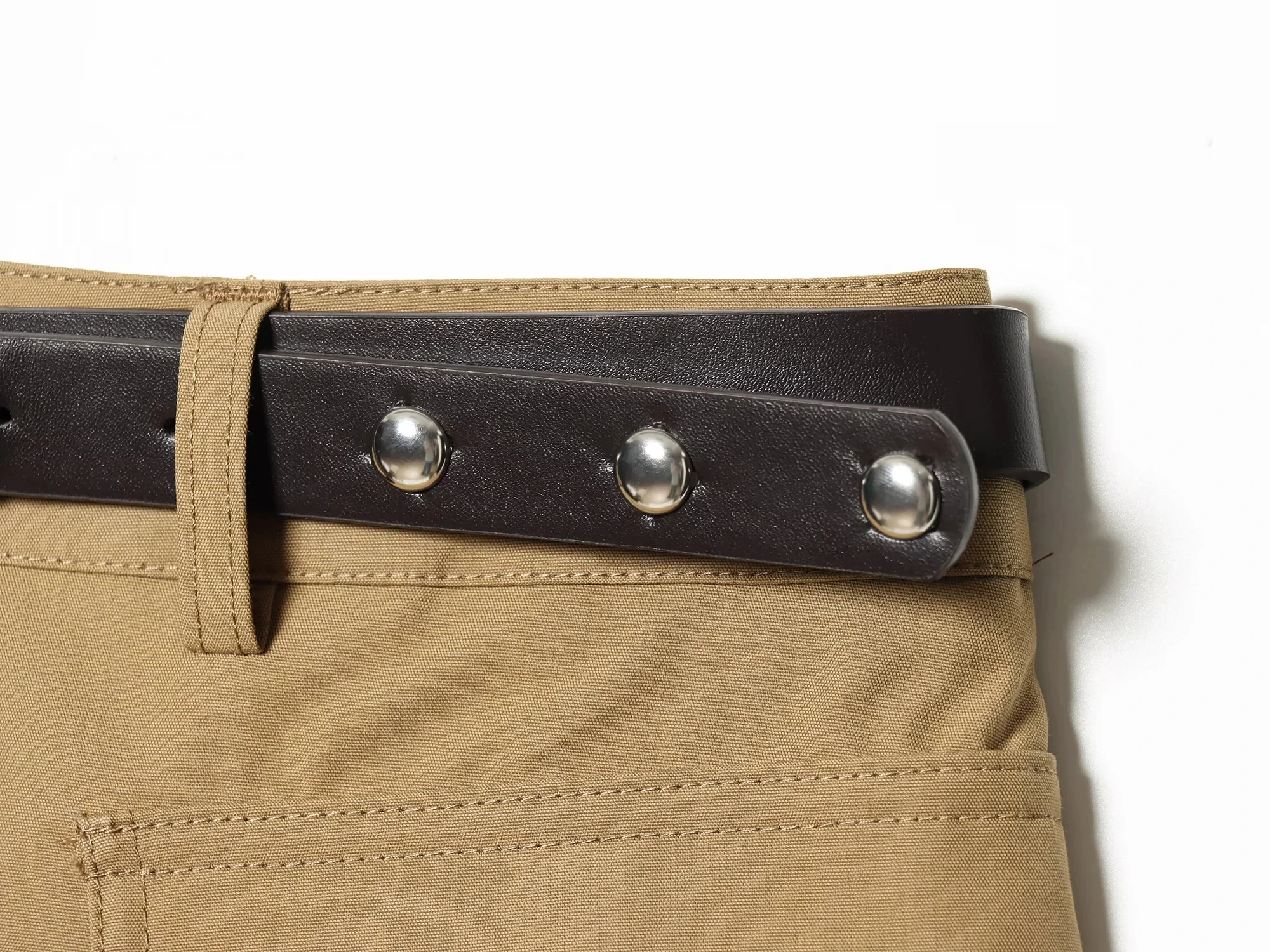 KONDALA Vintage Chic Khaki Einfarbiger Damenanzug mit Umlegekragen, Einreiher-Mantel, Gürtel, Taschen und Rock – Modische Urlaubssets 2026 – Detail 16