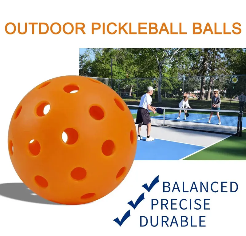 Nahaufnahme eines einzelnen orangefarbenen Pickleball-Balls mit 40 Löchern