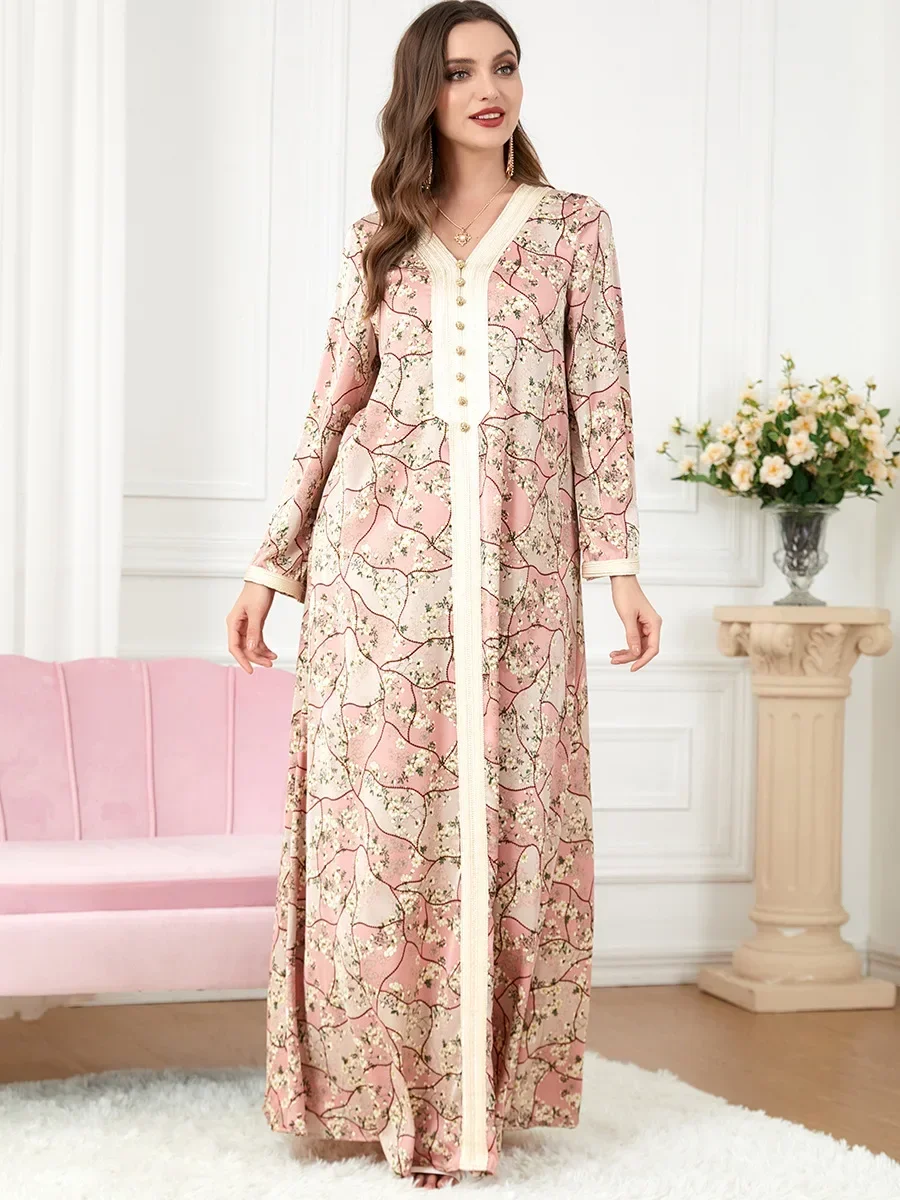 جلابية طويلة بنقوش ناعمة وتفاصيل أمامية أنيقة