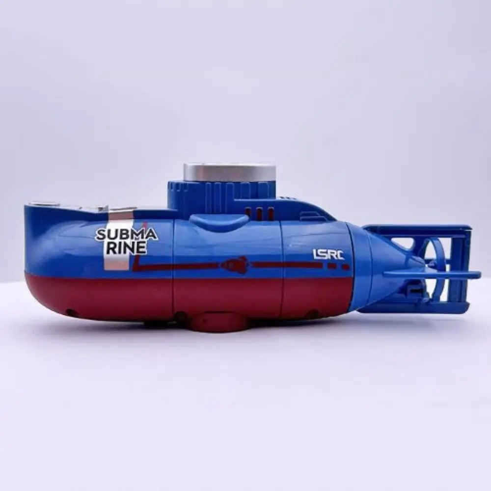 Mini sous-marin télécommandé RC bleu sous l'eau, montrant sa capacité de plongée à 0.7m, jouet étanche
