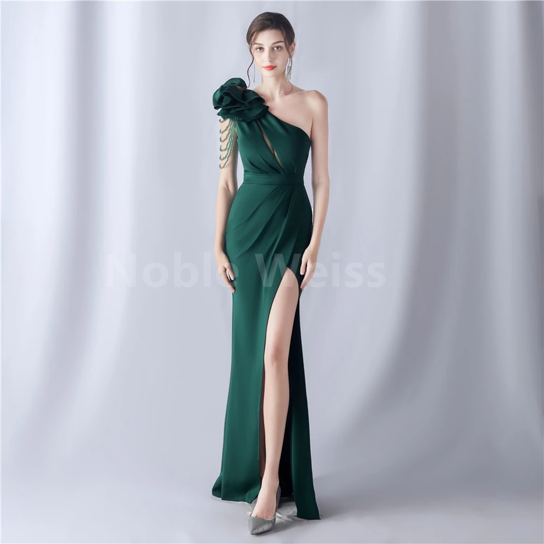 (LIVE 43) Gowns on, mermaid style, fashionable presence. main image 1