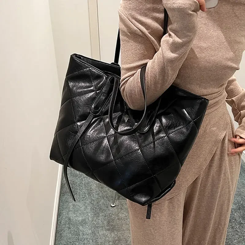 

Miracle Kira Autumn/Winter High Capacity Commuter Womens 2023 New Lingge Small Fragrance Fashion Shoulder Bag Versatile Tote Bag