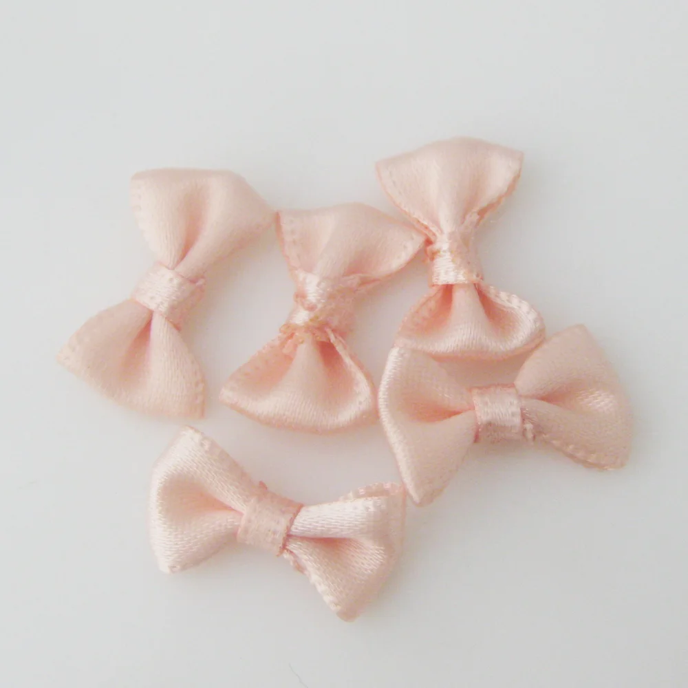 50Pcs 2CM 긴 선 모양 작은 활 새틴 리본 매듭 35 색상 귀여운 Bowtie 옷 모자를 쓰고 있죠 장식품