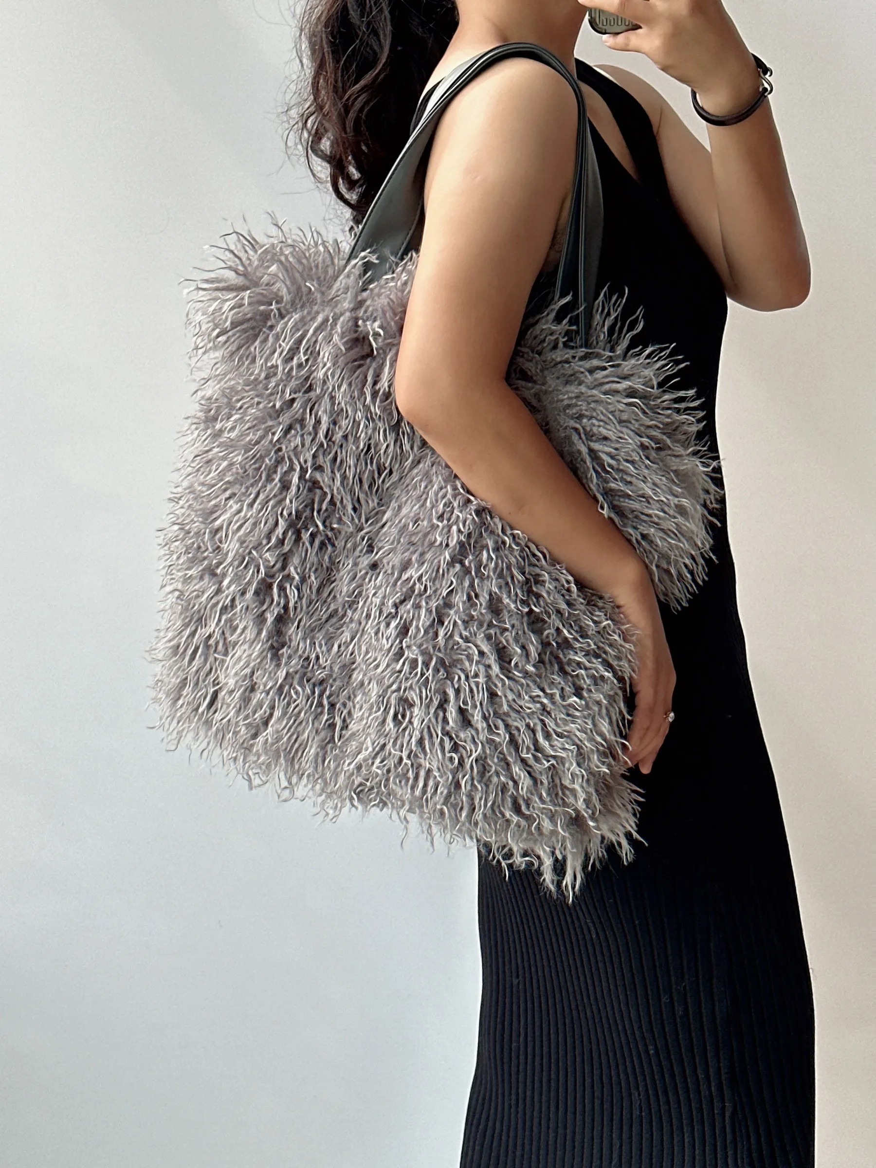 thumbnail image 1 of Bolsos de moda para mujer en 2023 Bolsos de hombro y carteras de tela de felpa de diseñador de lujo para mujer Bolso de mano distintivo de gran capacidad, 1 of 5