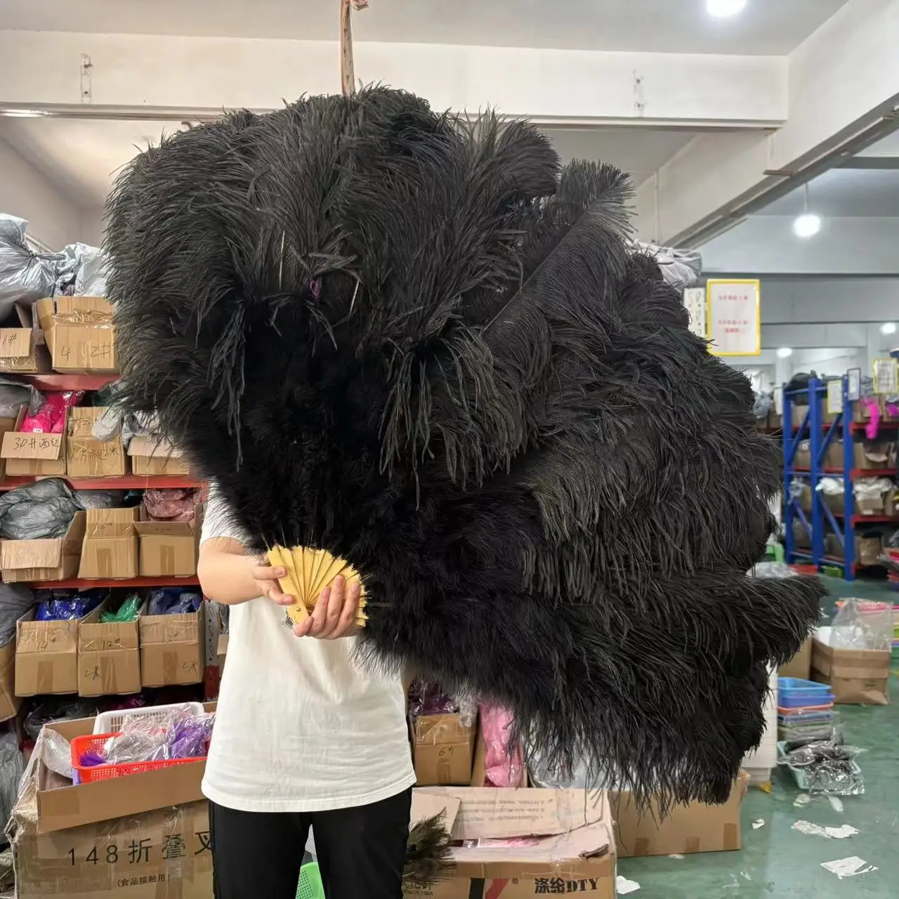 13 Bone Bamboo Folding Feathers Fan Black White Fluffy Ostrich Feather Handheld Fan for Wedding Party Carnival Stage Performance