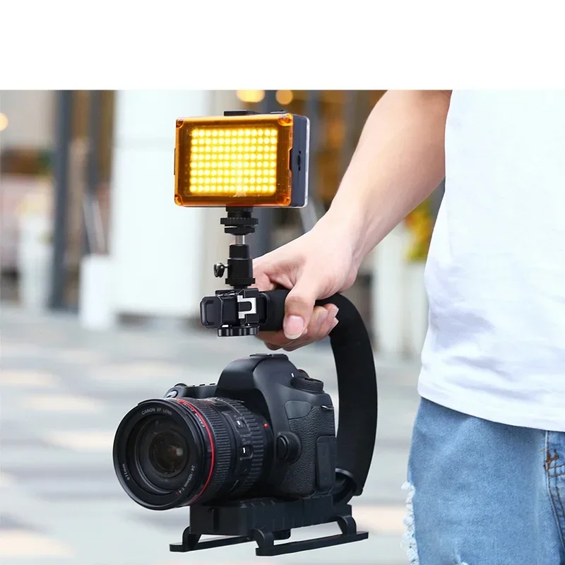 Vue d'ensemble du stabilisateur de caméra ABS 3kg, avec son design robuste et sa poignée mousse pour une utilisation prolongée.