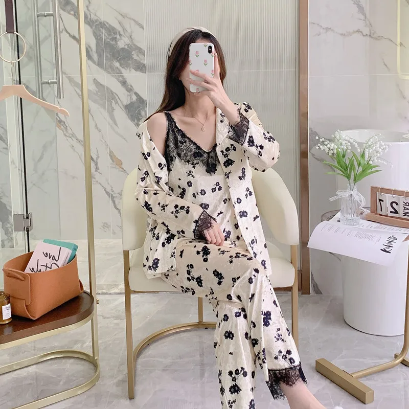 

Осенне-зимняя золотистая бархатная пижама из 3-х предметов женский корейский пижамный комплект на бретельках 2022 пикантная Пижама домашняя одежда с принтом