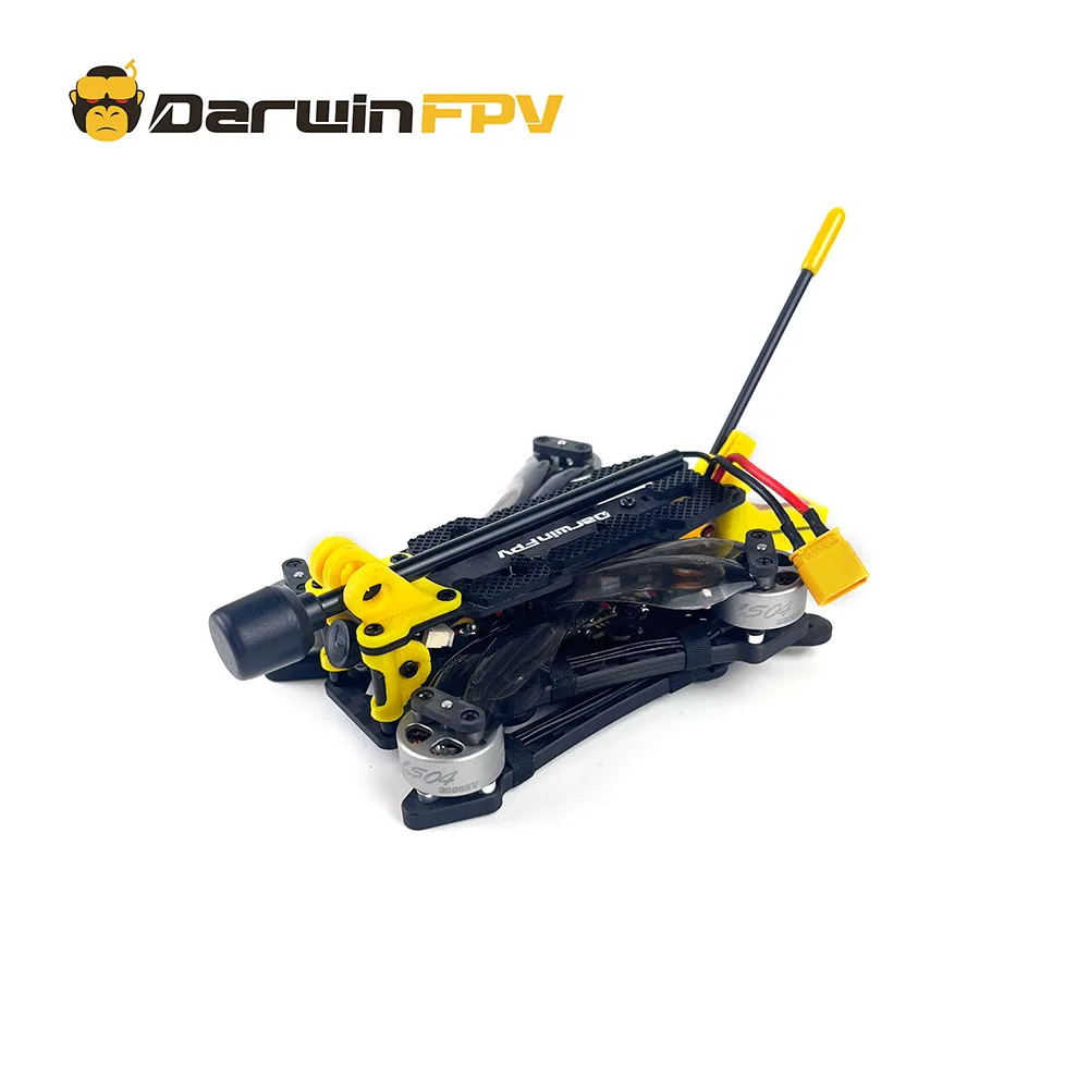 DarwinFPV FoldApe4 Drone FPV Pliable 4 pouces - Analog ELRS BNF - Moins de 250g, vue avant avec la caméra et l'antenne