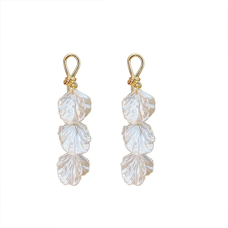 Korean White Acrylic Flower Petal Drop Earrings For Women's Fashion Statement Shell Flower Trend Alloy Pendant Earring Jewellery