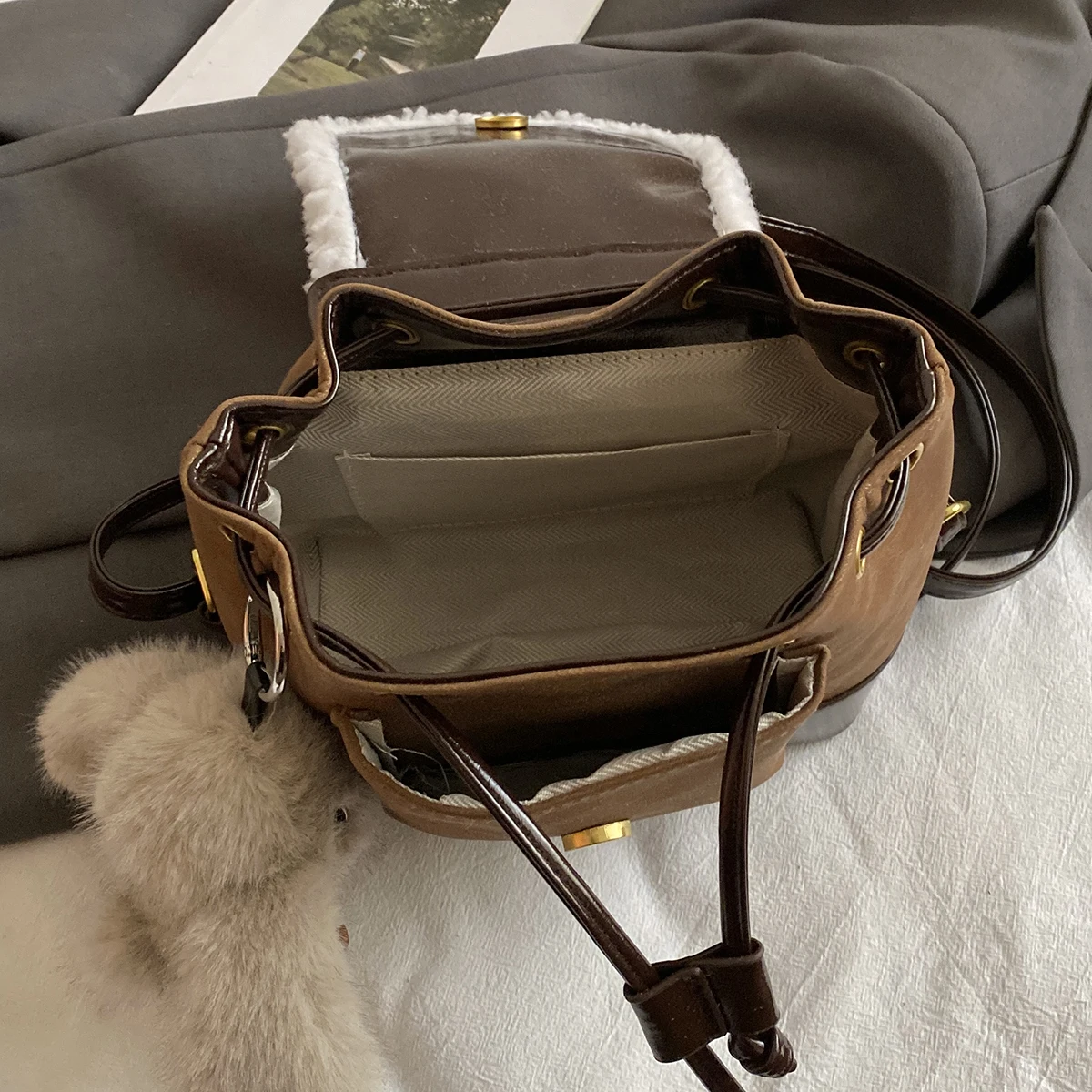 High-End Retro Backpack for Women 2025 New Autumn and Winter Mini Backpack for Going Out, Traveling, School Bag for College Students, Shopping, Visiting Parks, Traveling