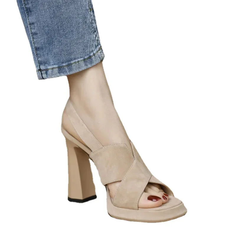 صندل كعب أسود بتصميم متقاطع