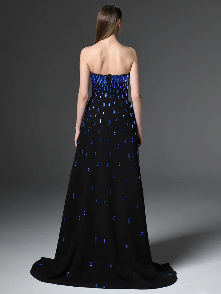 فستان ماكسي أزرق مطرز بالماس