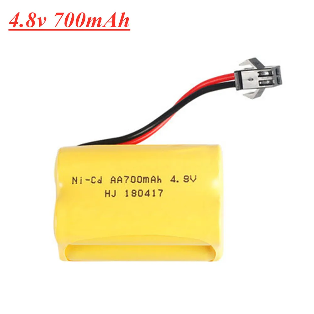 Plusieurs batteries RC LiPo 3.7V 150mAh pour mini drone empilées sur fond blanc